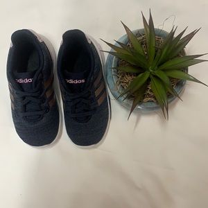 Toddler girl’s Adidas tennis shoe size US 7K